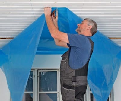 Slätt innertak: Klipp till en våd av ångspärrsfolien Slätt innertak: Klipp till en våd av ångspärrsfolien